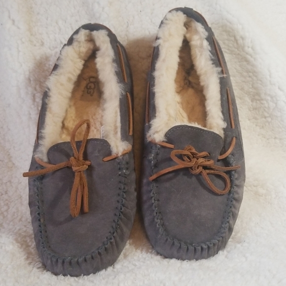 Barely Worn Ugg Dakota Bow Slipper Moccasins Size 8 - Picture 1 of 3